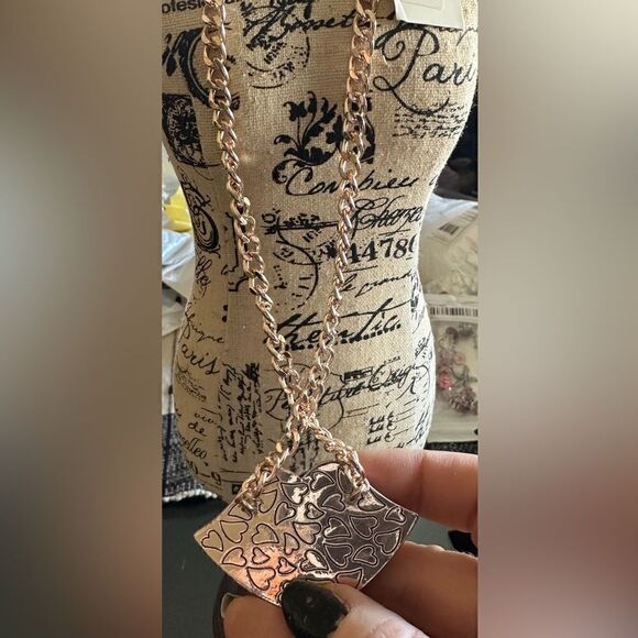 🔥🔥🔥 Betsey Johnson pierced lips necklace with rhinestones Gold Chain. - Picture 8 of 9